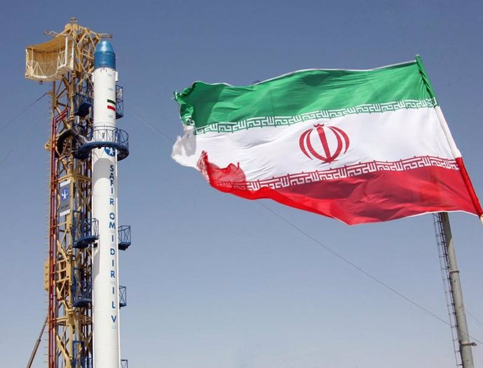 Irán lanza el satélite Omid