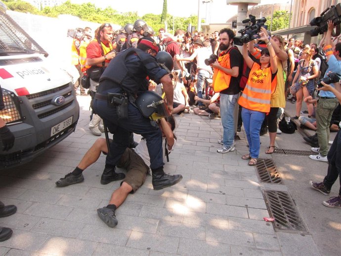 Detenidos Por El Bloqueo Al Parlament