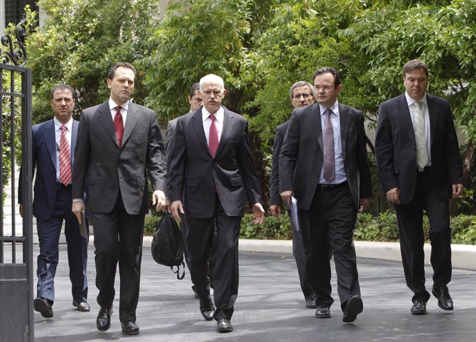 Papandreu Y Sus Ministros Marchan Hacia El Congreso A Seguir Recortando