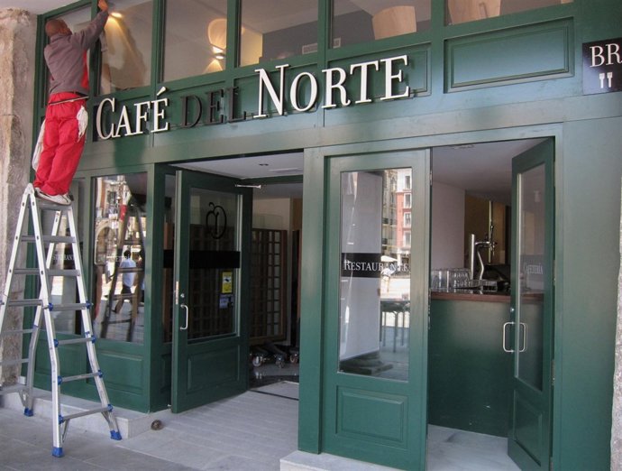 Un Operario Realiza Los Últimos Remates En La Fachada Del Café Del Norte