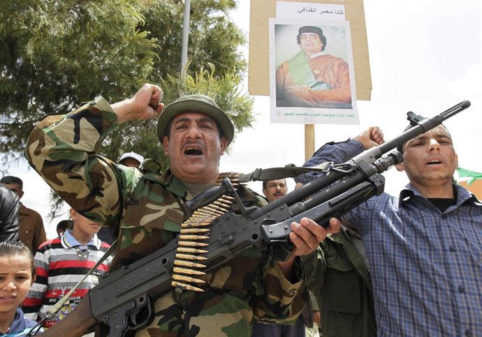 Soldados Y Civiles Libios Leales A Gadafi