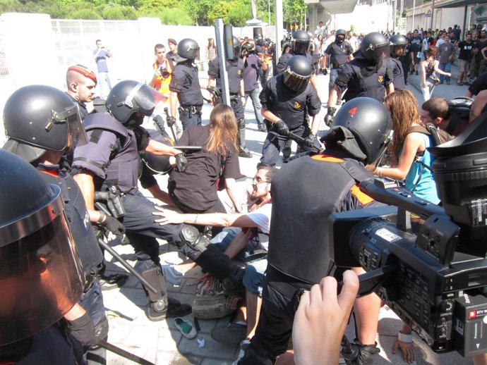 Mossos Detienen A Indignados Por El Bloqueo Al Parlament