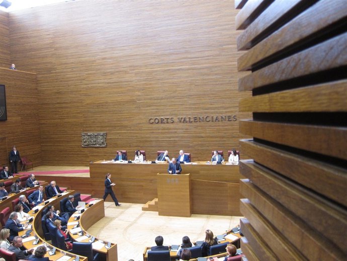 Camps En La Tribuna En El Inicio Del Pleno De Investidura