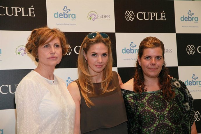 Genoveva Casanova Junto A Representantes De FEDER Y DEBRA