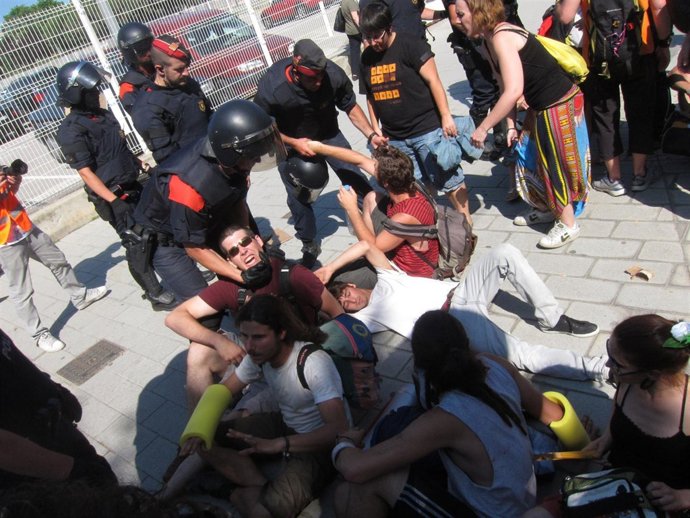 Primeros Detenidos Por El Bloqueo Al Parlament