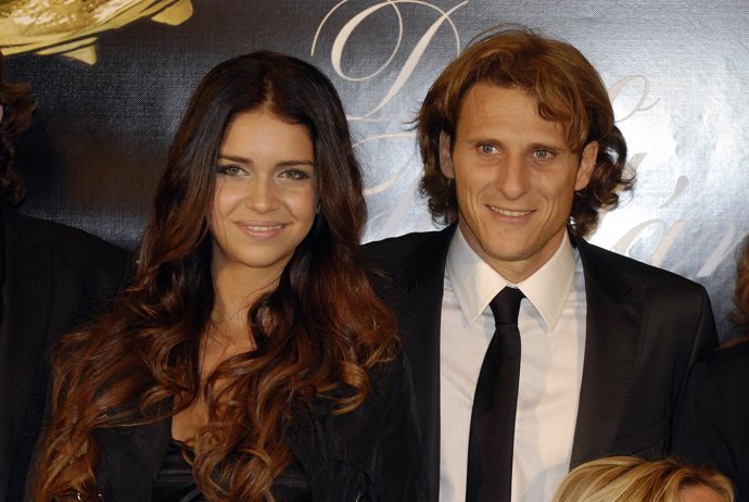 Diego Forlán Recibe La Bota De Oro En Compañía De Su Novia Zaira Nara 