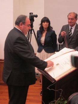 Tirado Toma Posesión Como Diputado