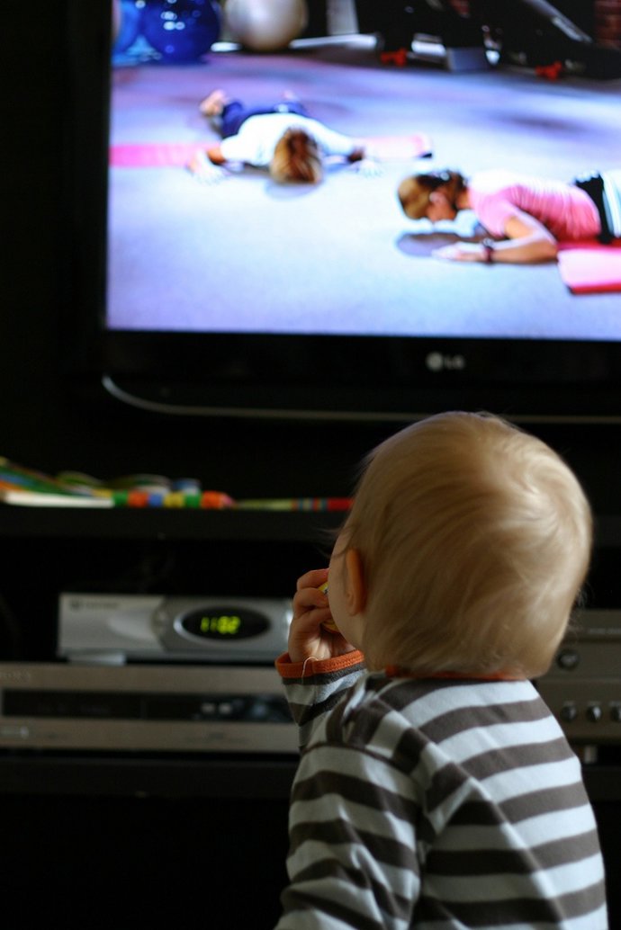 Bebé viendo la televisión