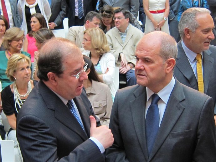 Herrera (I)Y Chaves (D) En La Toma De Posesión De Aguirre