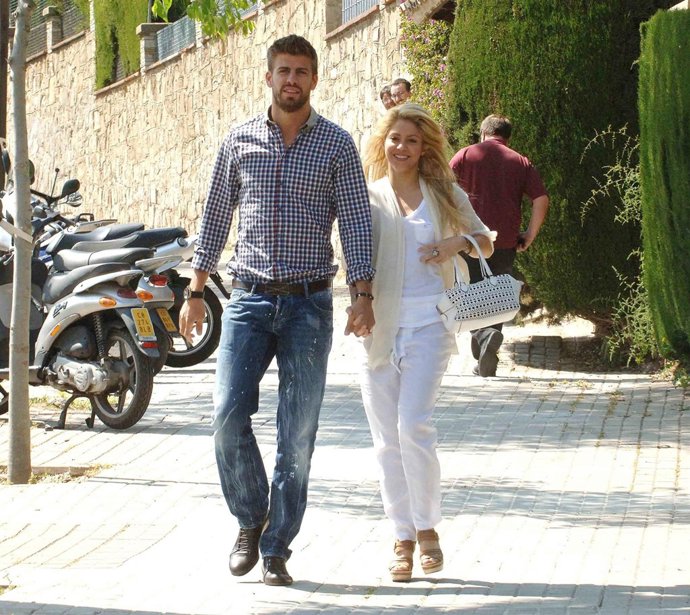Gerard Piqué Y Shakira, De La Mano, Pasean Por Las Calles De Barcelona