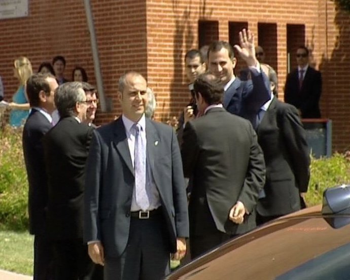 Reciben al Príncipe entre abucheos en la UAM