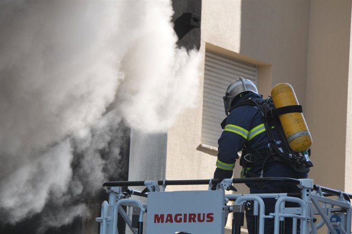 Un Bombero Actua En El Incendio De La Calle Brasil En Cádiz