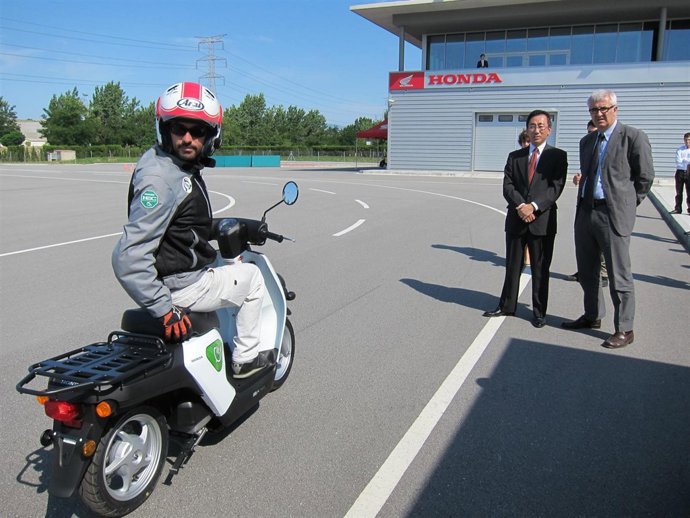 El Presidente De Montesa Honda Presenta La Scooter Eléctrica EV-Neo