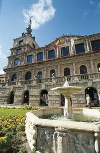 San Emeterio (IU) considera que es el PSOE "quien ha abierto las puertas" al PP de ayuntamientos y autonomías