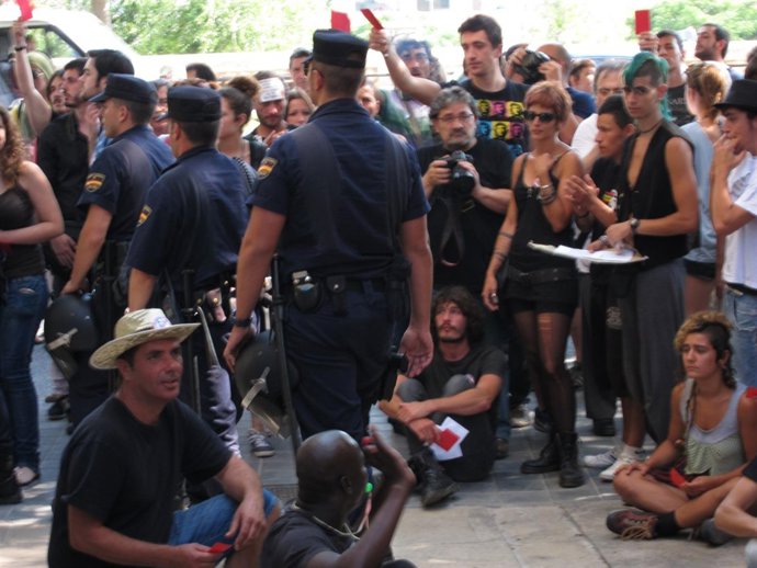 'Indiganados' En El Entorno A Las Corts