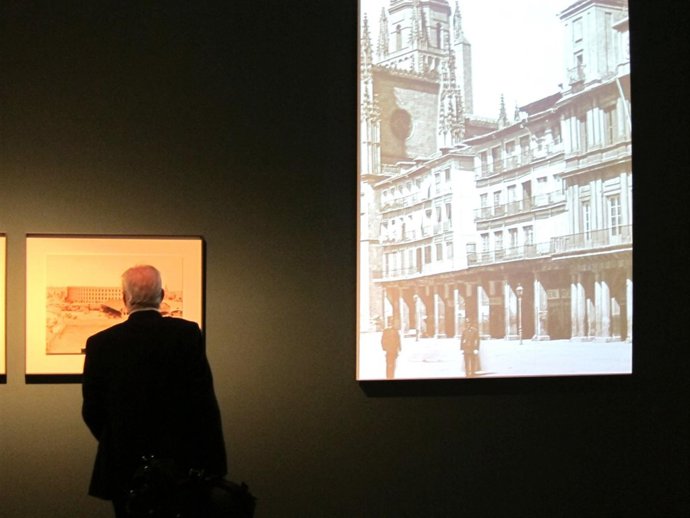 Un Espectador En La Exposición De Fotografías De La Hispanic En Bancaja 