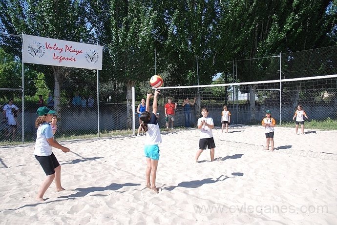 Niños Jugando Al Voley Playa