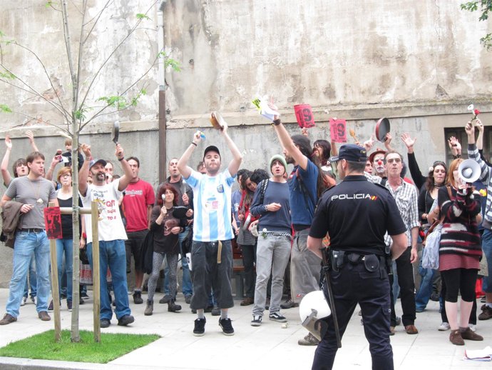Indignados Del 15M Ante El Parlamento Cántabro 