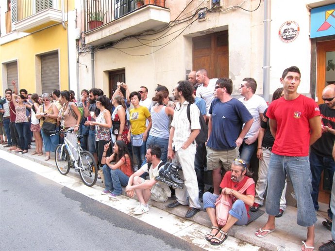 Los 'Indignados' Concentrados Frente A La Vivienda Que Iba A Ser Desahuciada