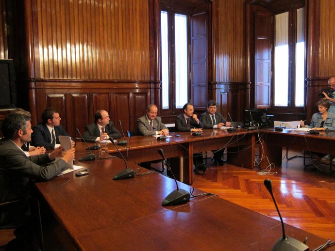 El Conseller Felip Puig Reunido En El Parlament
