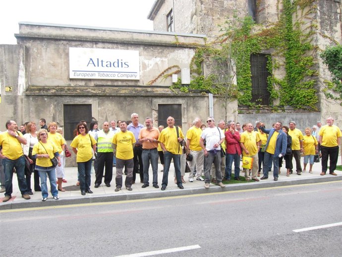 Afectados Por Derribos Ante El Parlamento. 