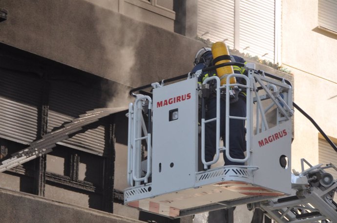 Un Bombero Trabaja En El Edificio Incendiado En La Calle Brasil En Cádiz