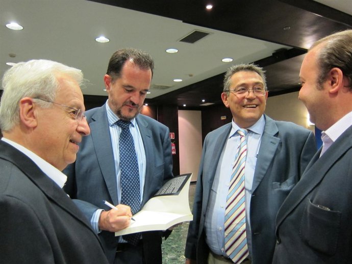El Eurodiputado Del PP Carlos Iturgaiz Presenta Su Libro En Pamplona.