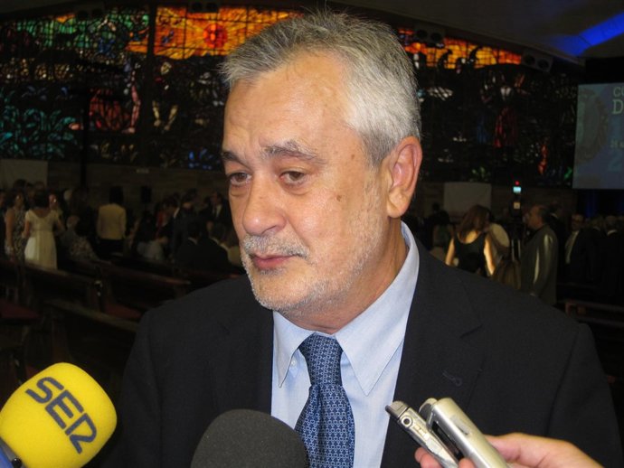 Griñán Atiende A Los Medios De Comunicación En Córdoba.