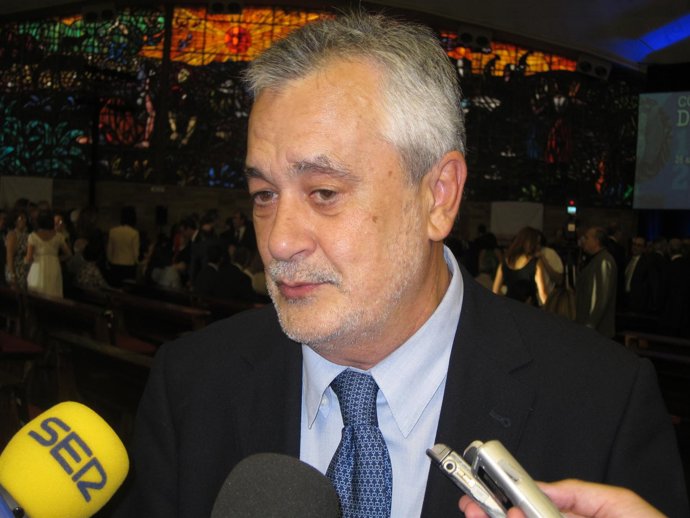 Griñán Atiende A Los Medios De Comunicación En Córdoba.