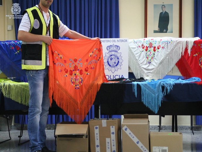 Imagen De Los Mantones Falsificados En Sevilla