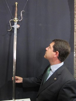 Page Sujeta Una Espada