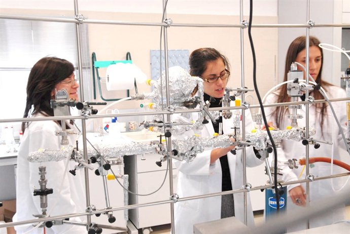 investigadores en un laboratorio