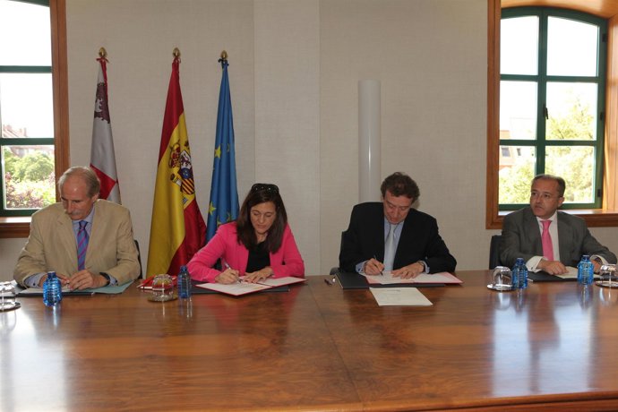 Rodríguez Y De Santiago-Juárez Durante La Firma De La Carta De Intenciones