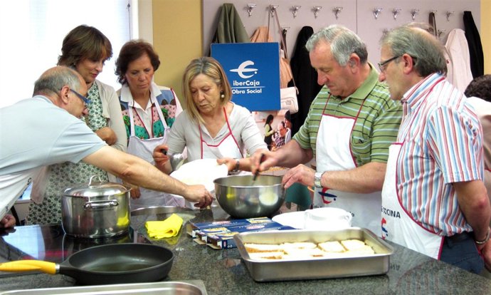 Miembros Del Taller De Cocina 'Go+50 Generando Oportunidades'
