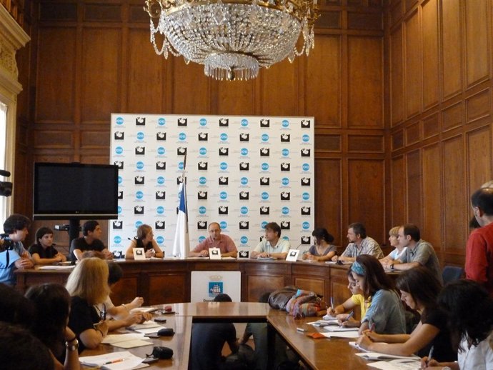 Juan Karlo Izagirre Junto Al Nuevo Equipo De Gobierno De San Sebastián