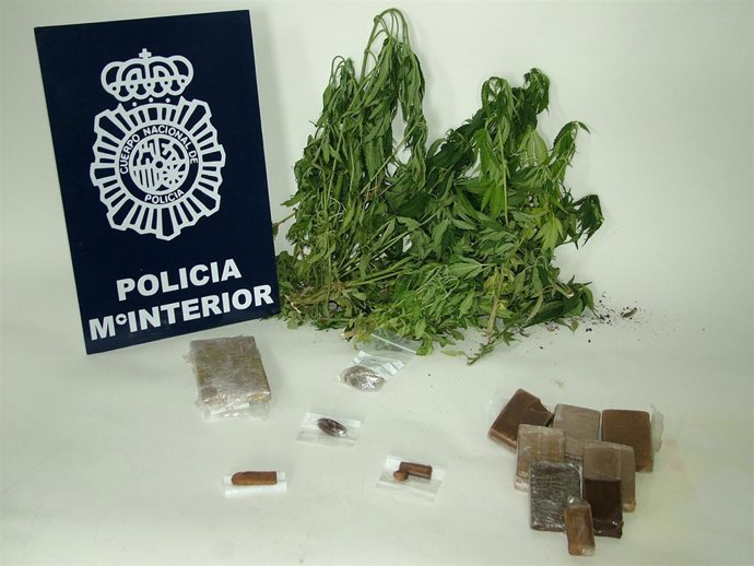 Hachís Y Marihuana Intervenidos A Los Presuntos Autores De Los Hechos.