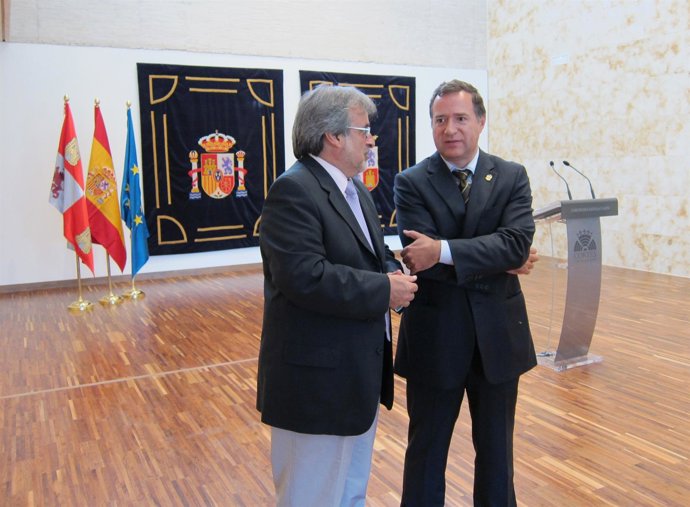 Los Integrantes Del Grupo Mixto, González (IU) Y Valderas (UPL)