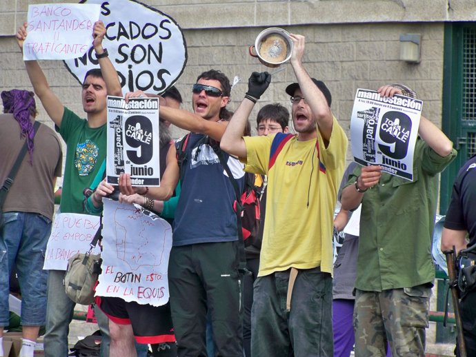 Los 'Indignados' Del 15M Se Manifiestan En La Junta Del Banco Santander