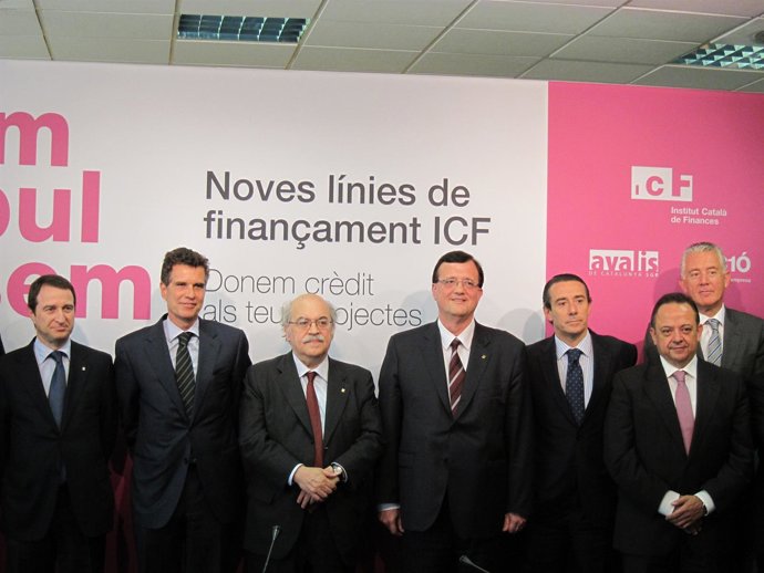 Los Consellers Mas-Colell Y Mena Con Otros Firmantes