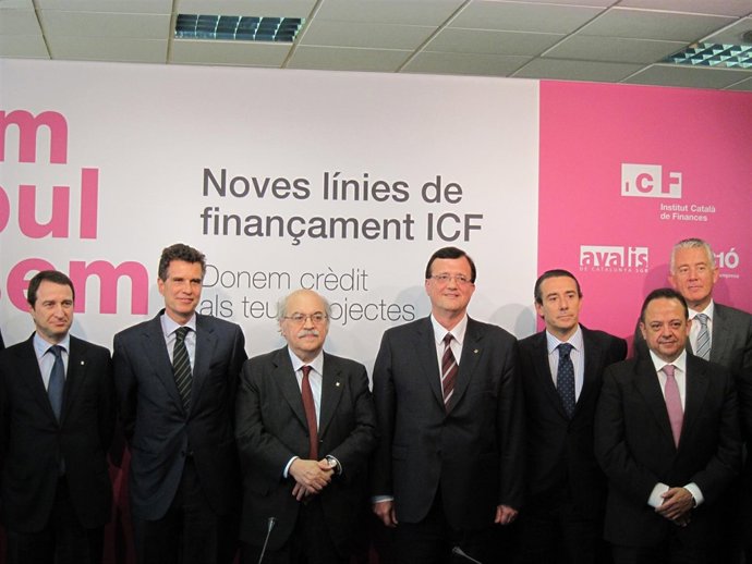 Los Consellers Mas-Colell Y Mena Con Otros Firmantes