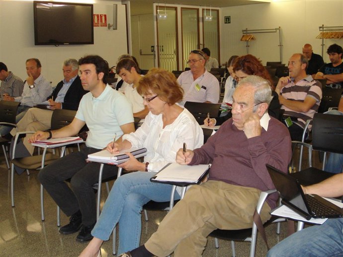 Asistentes A La Reunión Informativa Sobre Las Ayudas De La UE.