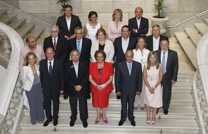 Barberá Posa Junto A Los Miembros De Su Equipo De Gobierno.