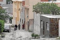 Vecinos entregan 12.800 firmas al Ayuntamiento para exigir la paralización de los derribos en la zona