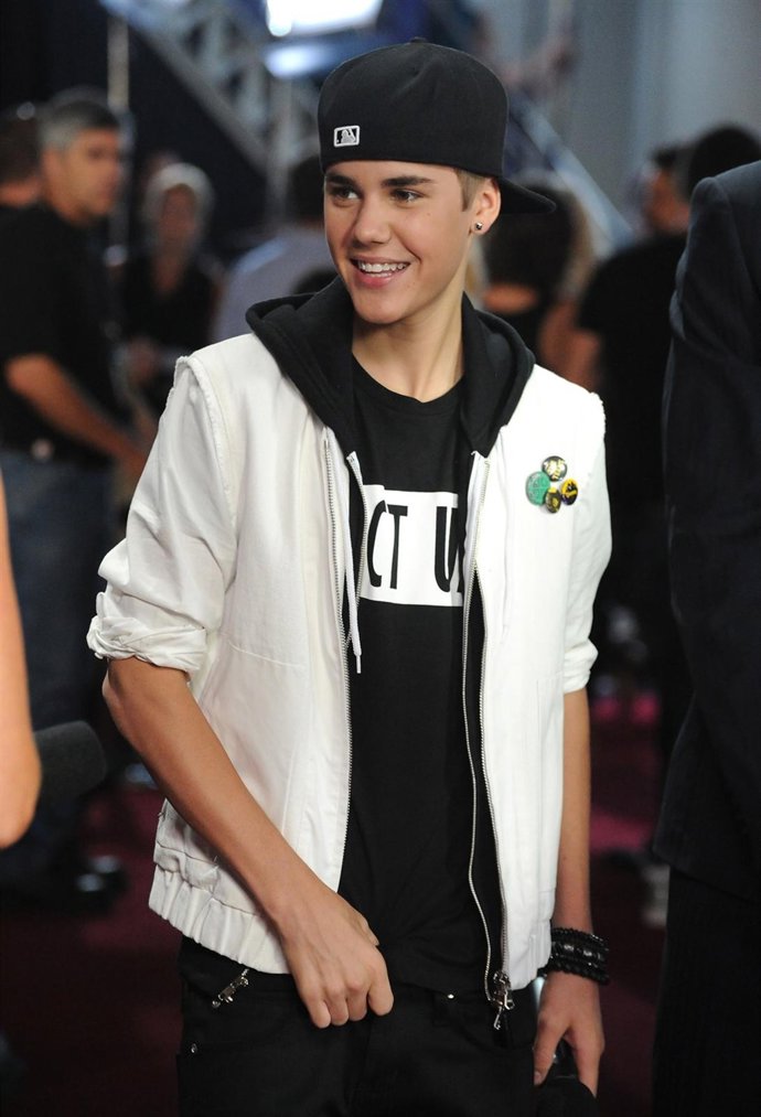 Justin Bieber Con Gorra Mirando Hacia Un Lado