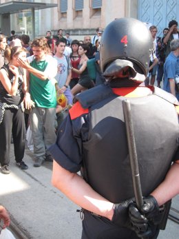 Indignados Y Mossos En El Bloqueo Al Parlament