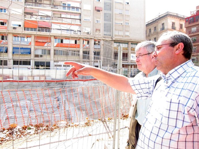 Pierre Guichard Y Juan Bosch Gomez Visitan Restos Arqueológicos De San Esteban