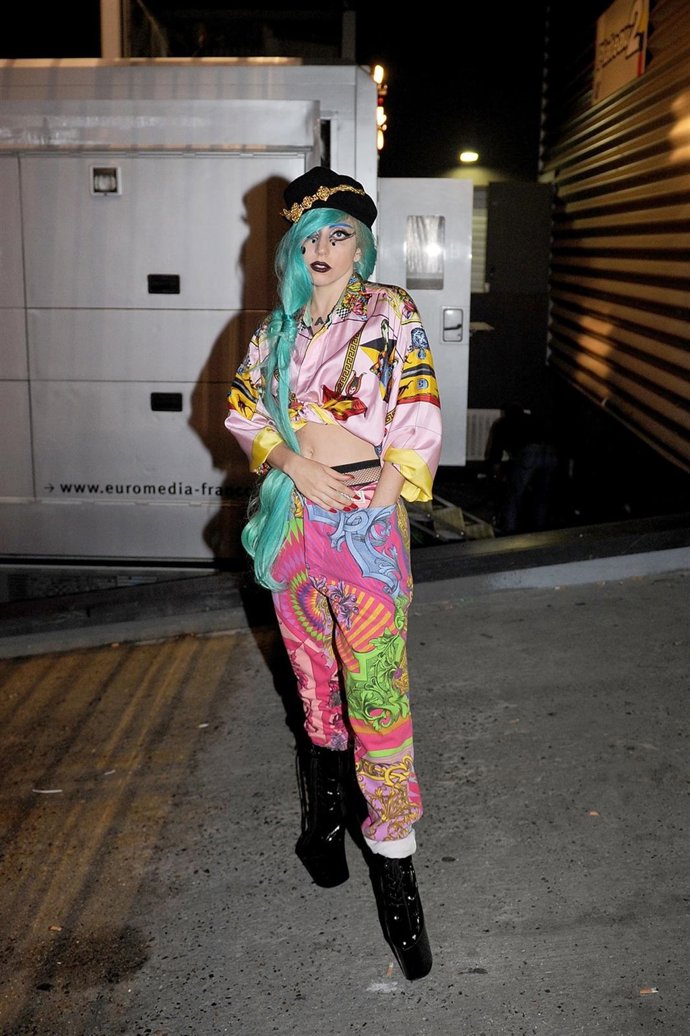 Lady Gaga Disfrazada En Paris