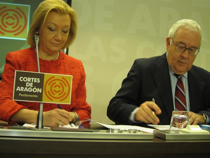 Luisa Fernanda Rudi (PP) Y José Ángel Biel (PAR) Firman El Acuerdo De Gobierno.