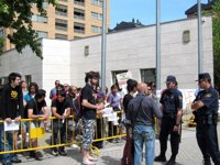 Medio centenar de indignados increpan a Rubalcaba en Valladolid para reclamar "una escuela pública"