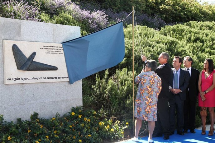 Gallardón Descubre Una Placa En Memoria De Las Víctimas Del  Accidente De Spanai